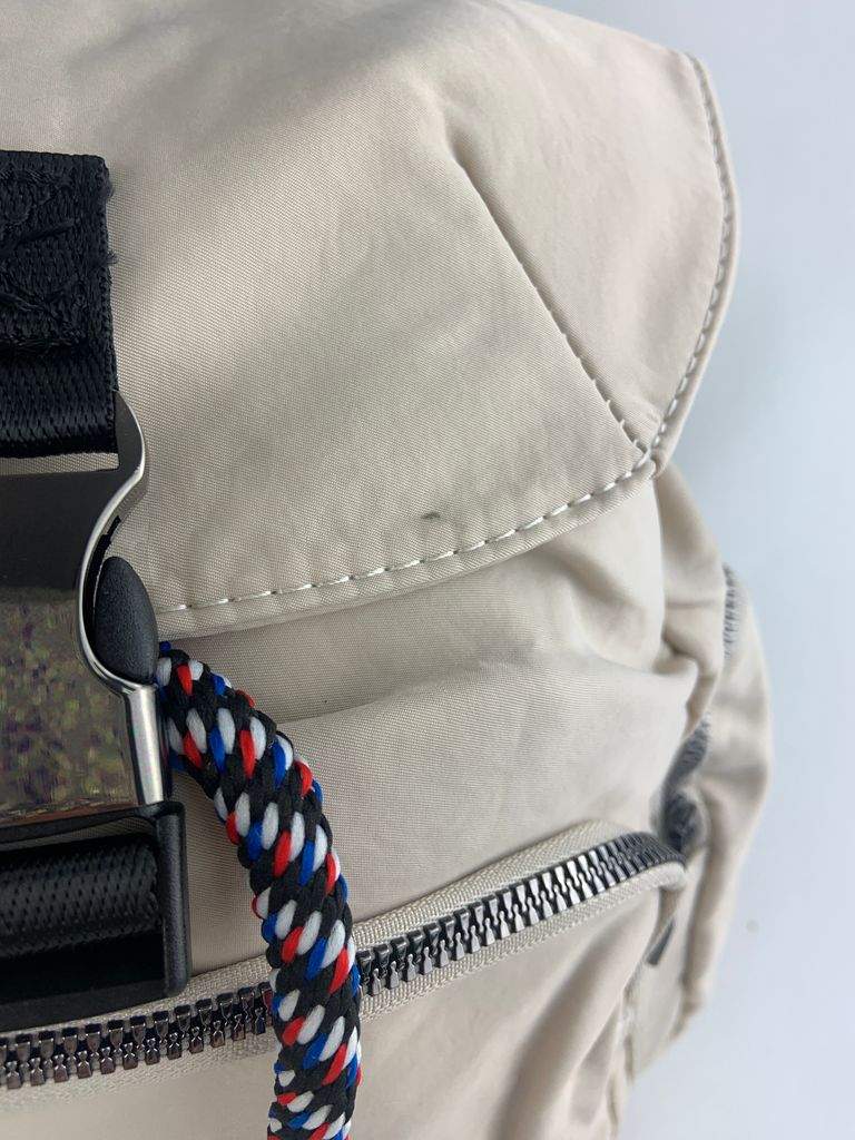 Chiara Mochila Caqui - Vista Detalles Cierre Vista Detalles Cierre