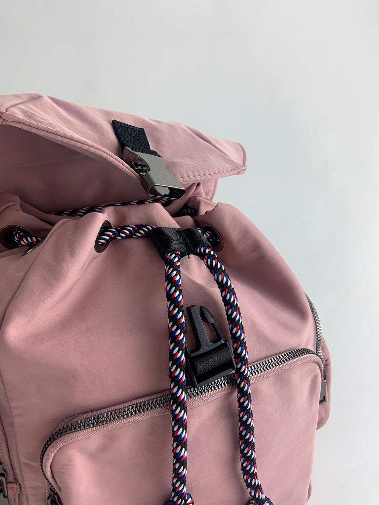 Chiara Mochila Rosa - Vista Detalle Cierre Abierto Vista Detalle Cierre Abierto