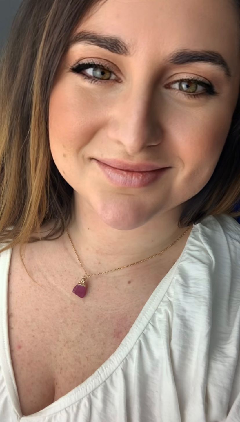 Colgante De Acero Color Oro con Piedra Natural Fucsia - Modelo