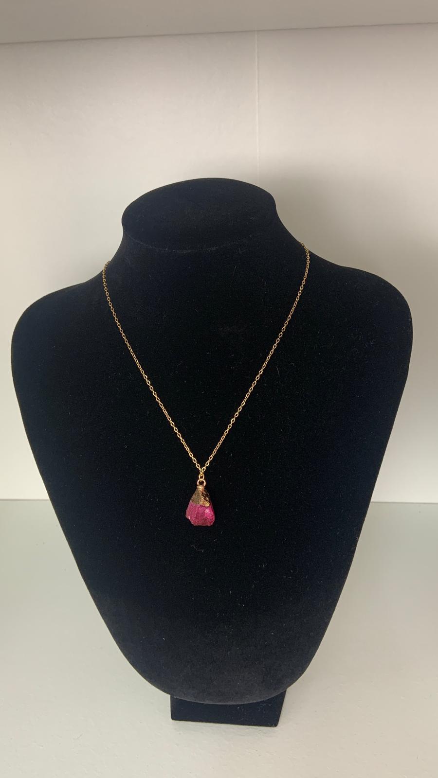 Colgante De Acero Color Oro con Piedra Natural Fucsia - exposición