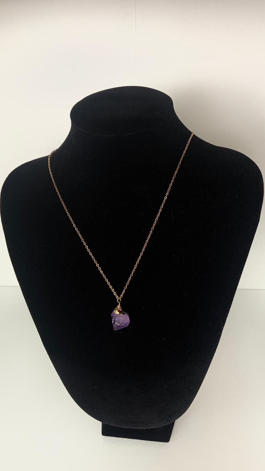 Colgante De Acero Color Oro con Piedra Natural Morada - esposición