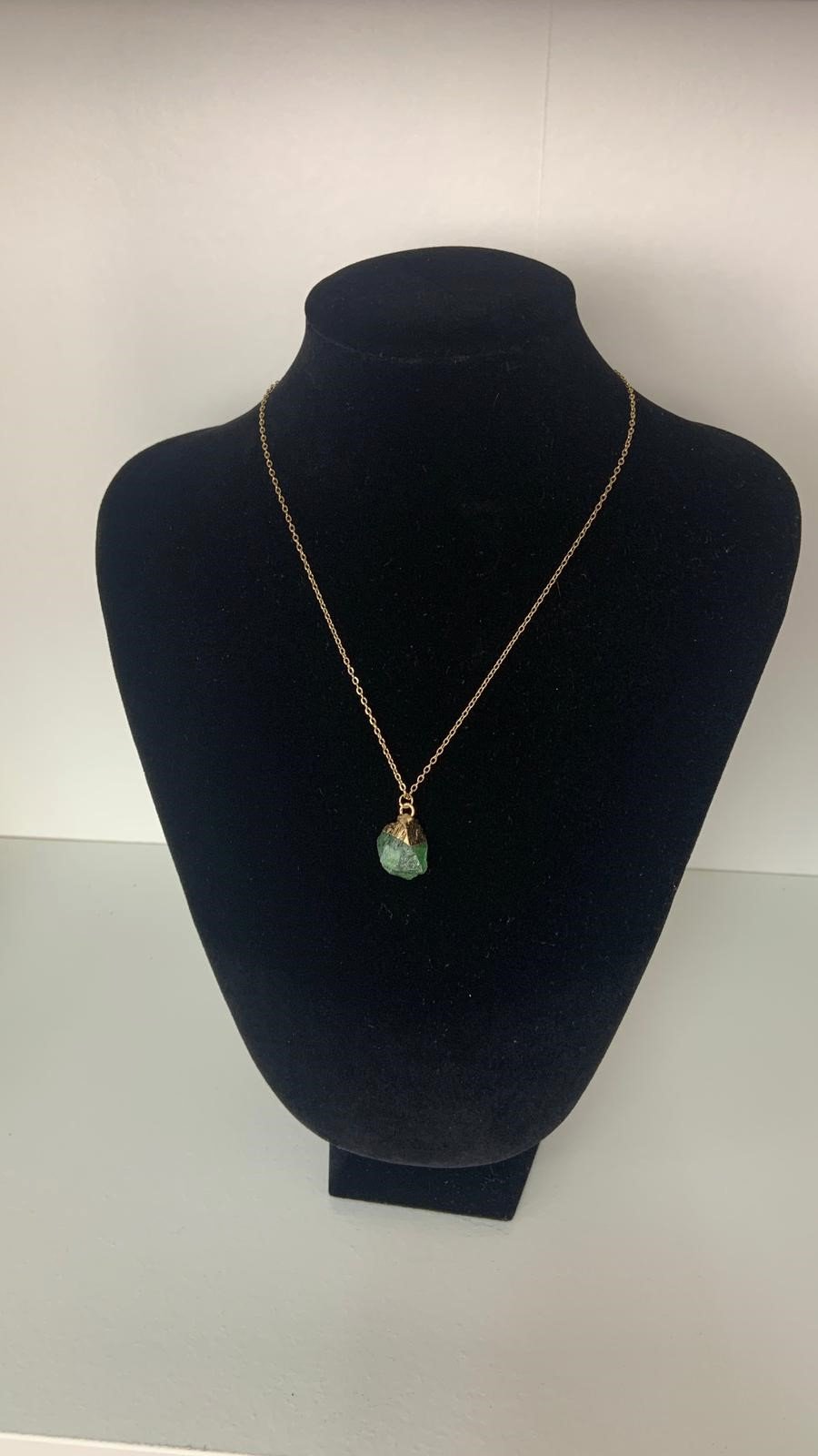 Colgante De Acero Color Oro con Piedra Natural Verde - Exposición