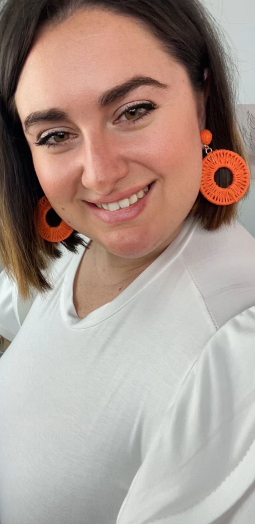 M0203 - Pendiente de Rafia Naranja - Florencia en modelo