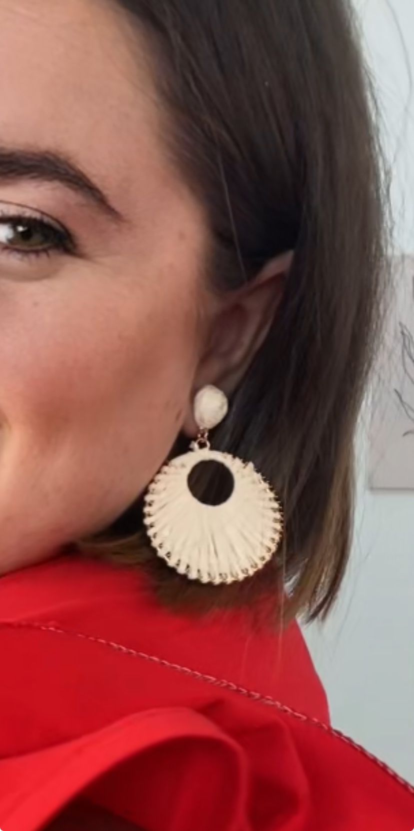 M0204 - Pendiente de Rafia Beige con camiseta roja