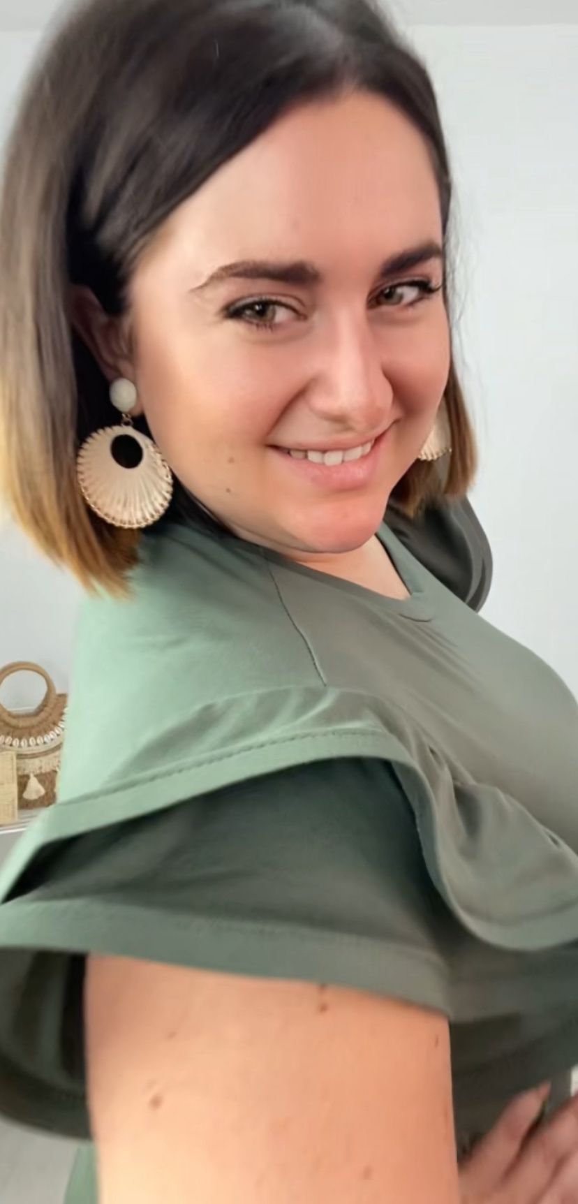 M0204 - Pendiente de Rafia Beige en modelo