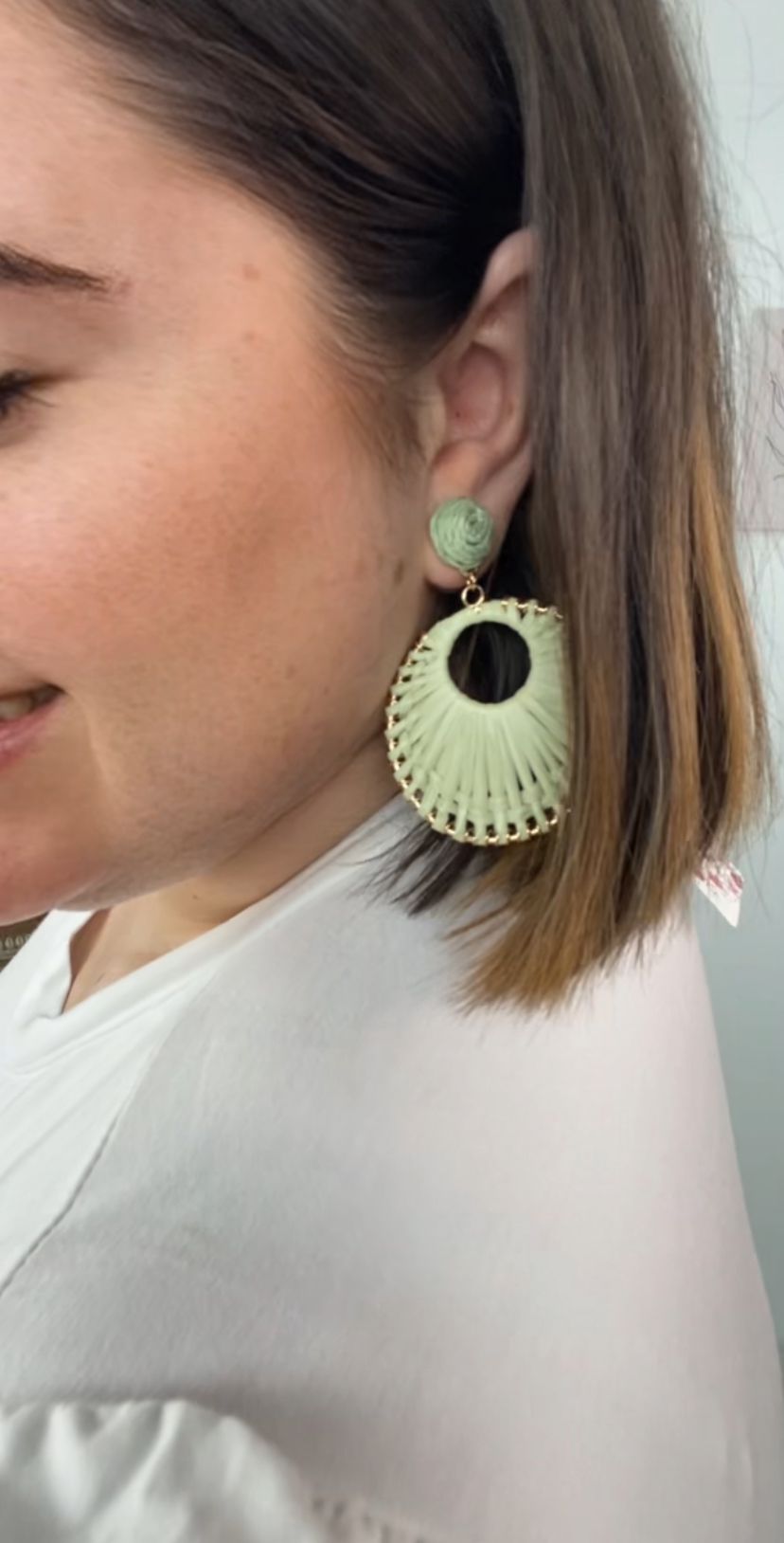 M0205 - Pendiente de Rafia Verde Oliva Claro de lado