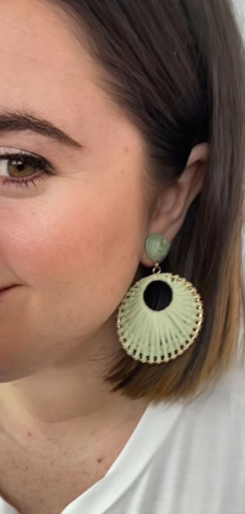 M0205 - Pendiente de Rafia Verde Oliva Claro oreja derecha