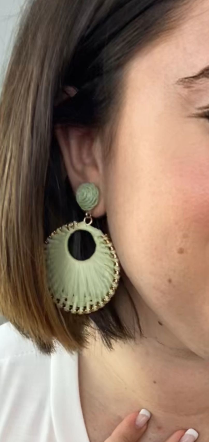 M0205 - Pendiente de Rafia Verde Oliva Claro oreja izquierda