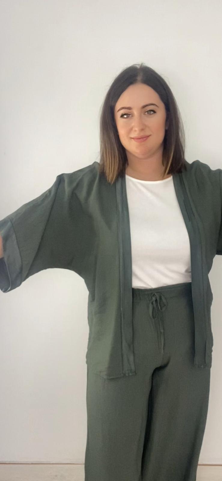 Cárdigan media manga color verde militar manga murciélago