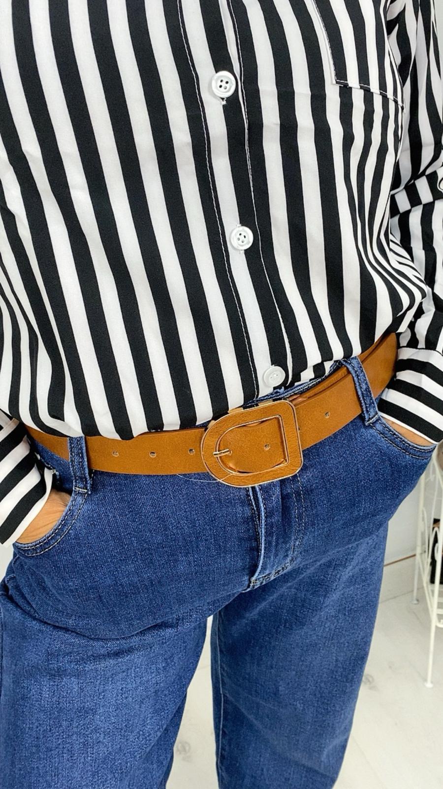 Cinturón Clásico Marrón con vaquero y camisa de rayas negra