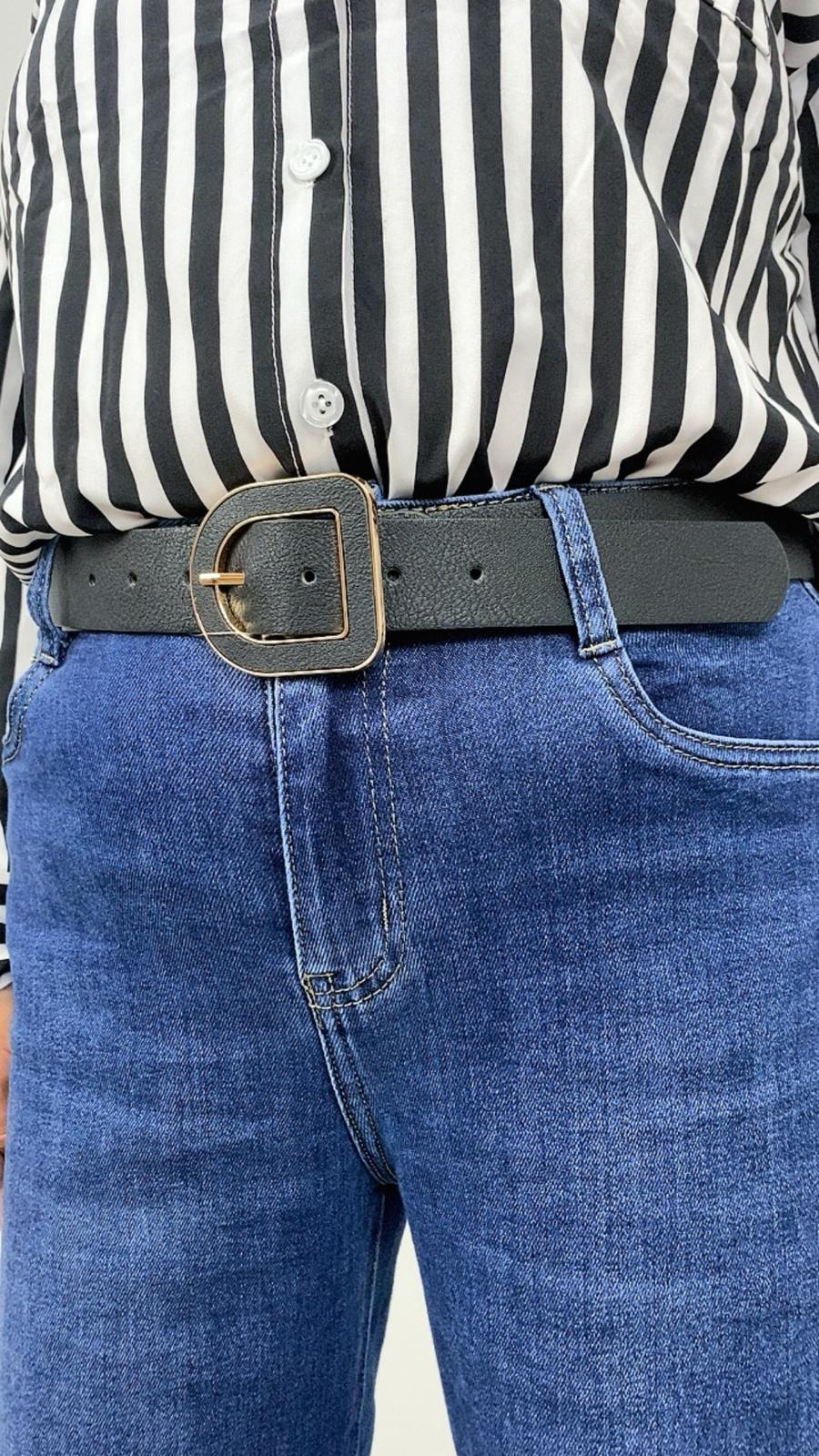 Cinturón Clásico Negro con vaquero y camisa de rayas negra