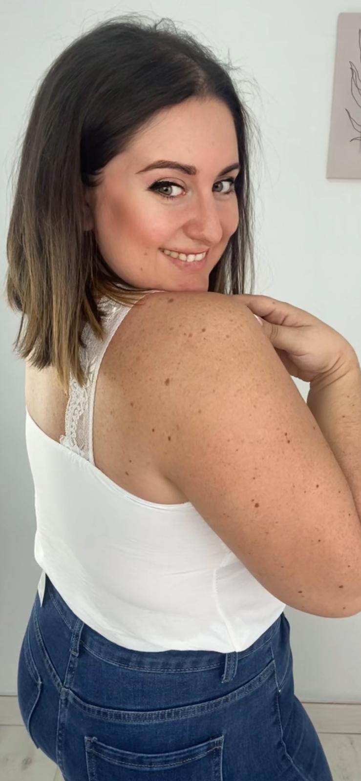 Lencero talla única (pequeña S-L) color blanco remetido y de lado