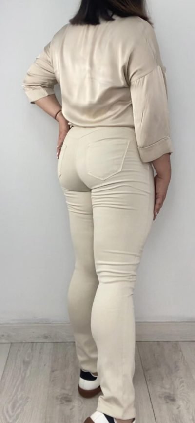 Pantalón Slim Push Up Elástico color beige