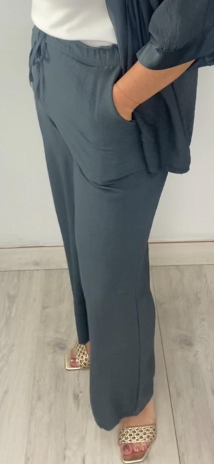 Pantalón de pata ancha con cinturilla elástica color azul grisáceo de lado