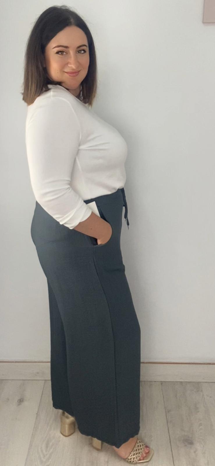 Pantalón de pata ancha con cinturilla elástica color azul grisáceo de lateral