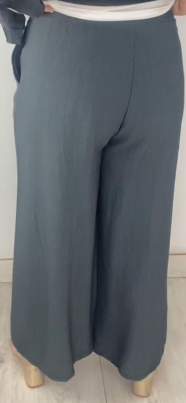 Pantalón de pata ancha con cinturilla elástica color azul grisáceo por detrás